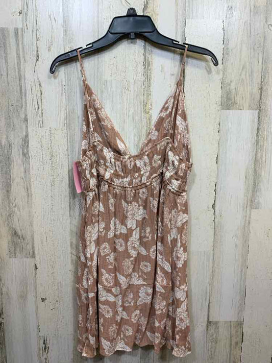 PRE-OWNED LOVE TREE Tops Size L BEIGE/WHT Floral SPAGHETTI STRAP Tank Top/BEIGE/