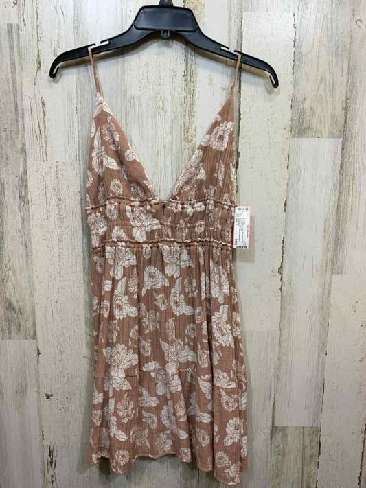 PRE-OWNED LOVE TREE Tops Size L BEIGE/WHT Floral SPAGHETTI STRAP Tank Top/BEIGE/