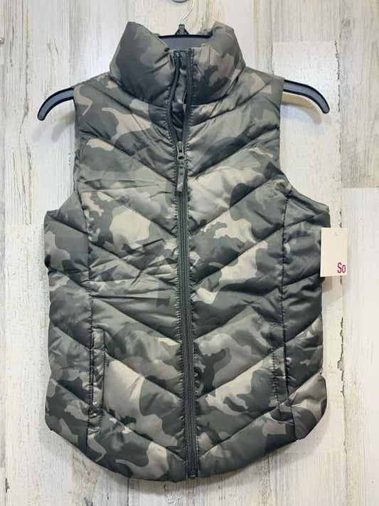 NWT SO Tops Size XS Green Camoflage VEST/ZIPPER W/2 FRONT POCKETS
