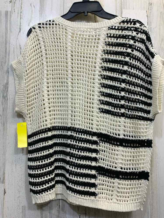 NWT BLUE PEPPER Tops Size M WHITE/BLACK Crochet KNIT SHORT SLEEVES Blouse