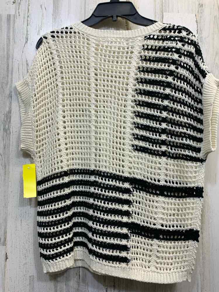 NWT BLUE PEPPER Tops Size M WHITE/BLACK Crochet KNIT SHORT SLEEVES Blouse