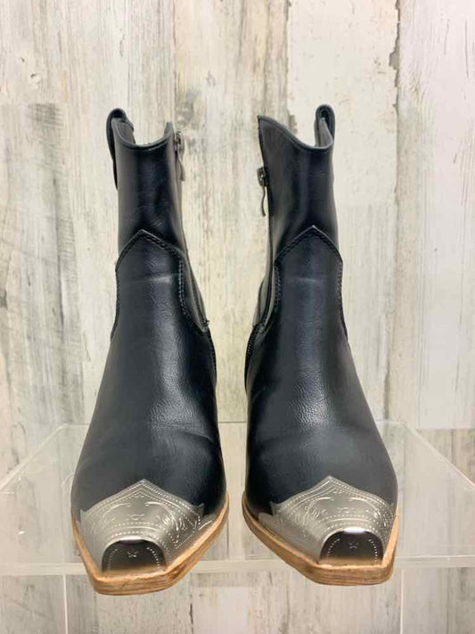 PRE-OWNED Black Size 6 Shoes/BLACK COWGIRL BOOTS W/ METAL DETAILING ON THE SMALL