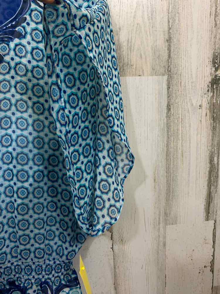 PRE-OWNED ELLE Tops Size XS AQUA/BLUE MEDALION SHORT SLEEVES Shirt/MEDALLION PAT
