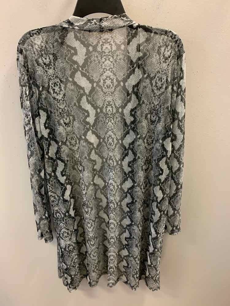 JADE & JANE Tops Size M Gray SNAKE PRINT LONG SLEEVES TOP