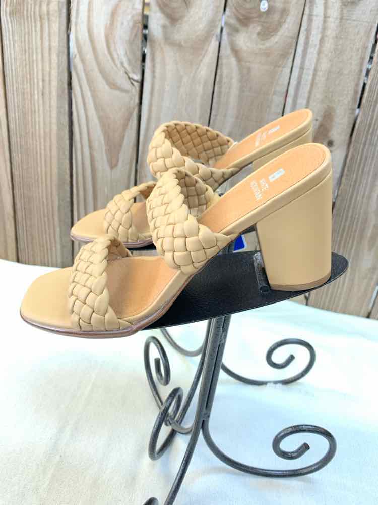 NWT WHITE MOUNTAIN SHOES 10 Tan Sandals