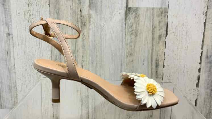 PRE-OWNED WILD FABLE SHOES Shoe Size 7 TAN/WHT/YLW SUNFLOWERS LOW HEEL Sandals