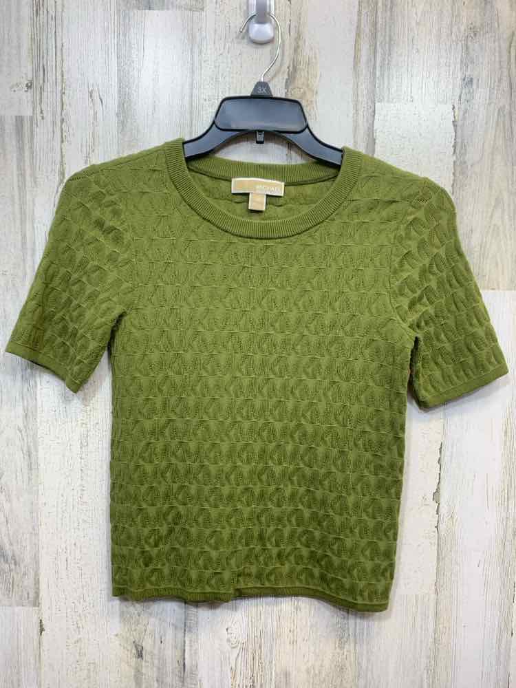 PRE-OWNED MICHAEL KORS/EMBOSSED CREW NECK  Size XS Olive SHORT SLEEVES Blouse