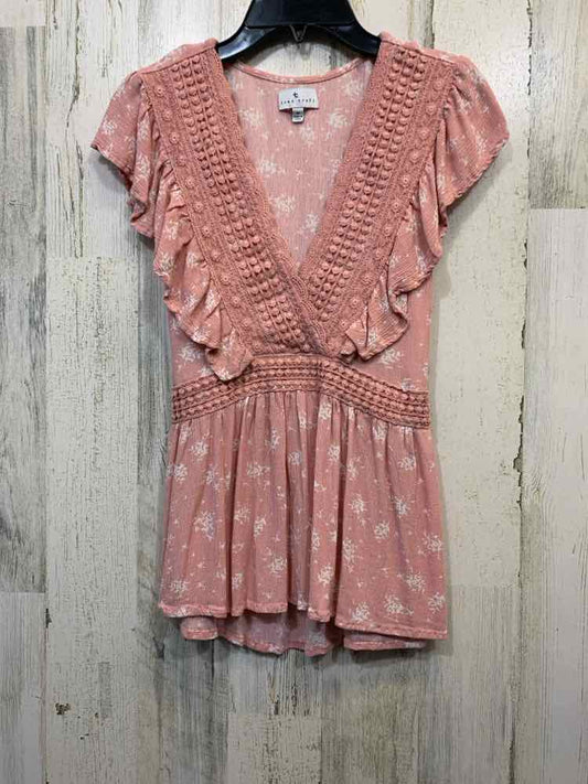 PRE-OWNED TRUE CRAFT Tops Size M BLUSH/WHITE RUFFLE Blouse/BLUSH/WHITE FLORAL PA