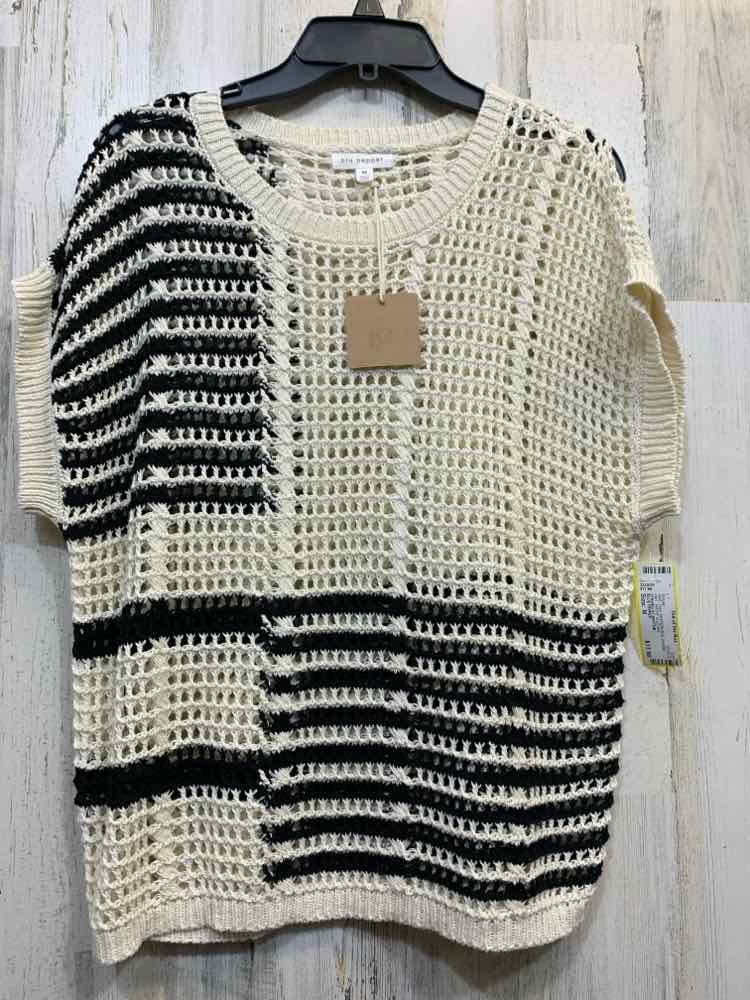 NWT BLUE PEPPER Tops Size M WHITE/BLACK Crochet KNIT SHORT SLEEVES Blouse