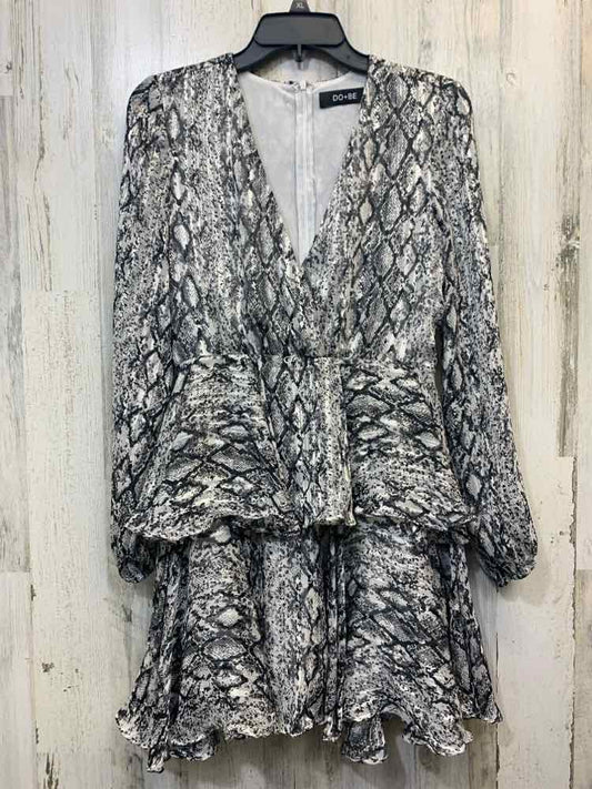 NWT DO+ BE Dresses and Skirts Size S WHT/BLK/SILVER SNAKESKIN LONG SLEEVES Dress