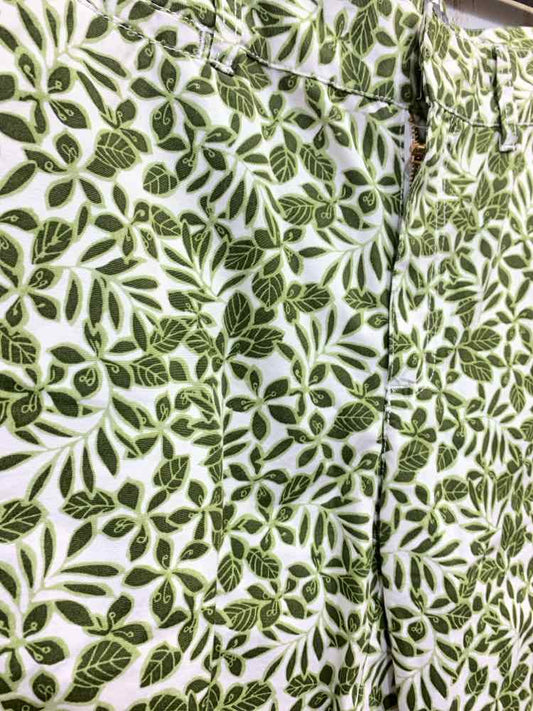 PRE-OWNED Size 12 LIZ CLAIBORNE BOTTOMS CREAM/GREEN LEAVES & VINES Shorts/LEAVES