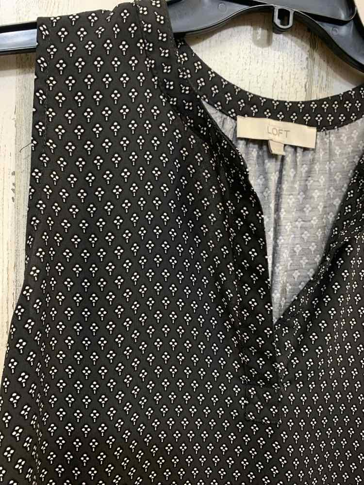 PRE-OWNED LOFT Tops Size M GRAY/WHITE SMALL FLOWER(S) SLEEVELESS Blouse/GRAY/WHI