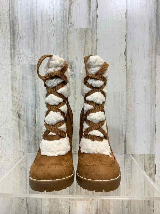 NWT BCBG SHOES Shoe Size 6 Brown ANKLE BOOT Boots/BROWN ANKLE BOOTIE W/ WHITE FL