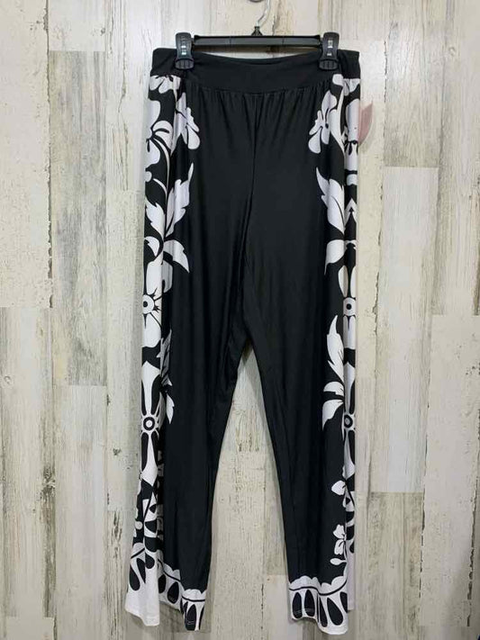 PRE-OWNED CATO Size M BOTTOMS BLACK W/ WHITE FLORAL WIDE-LEGGED STRETCH PANTS