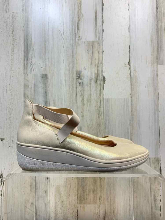PRE-OWNED Cream Size 11 Shoes/VIONIC SHOE: CREAM SMALL WEDGE W/ CROSS OVER STRAP