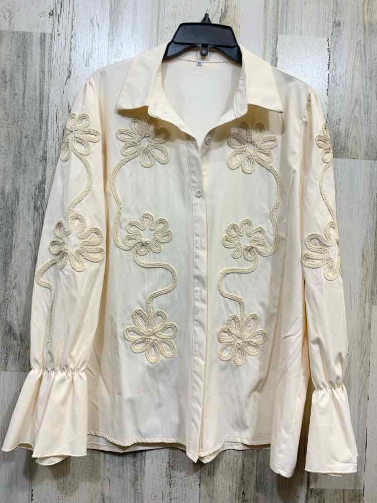PRE-OWNED Size XL Tops Cream Blouse LONG SLEEVE EMBROIDERED FLORAL BUTTON DOWN S