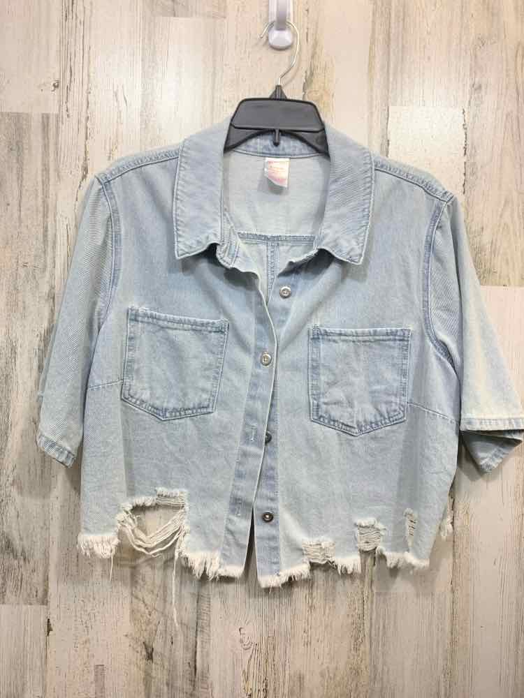 PRE-OWNED NO BOUNDRIES/CROPPED SHORT SLEEVE DISTRESSED BUTTON-FRONT FRAYED SHACK