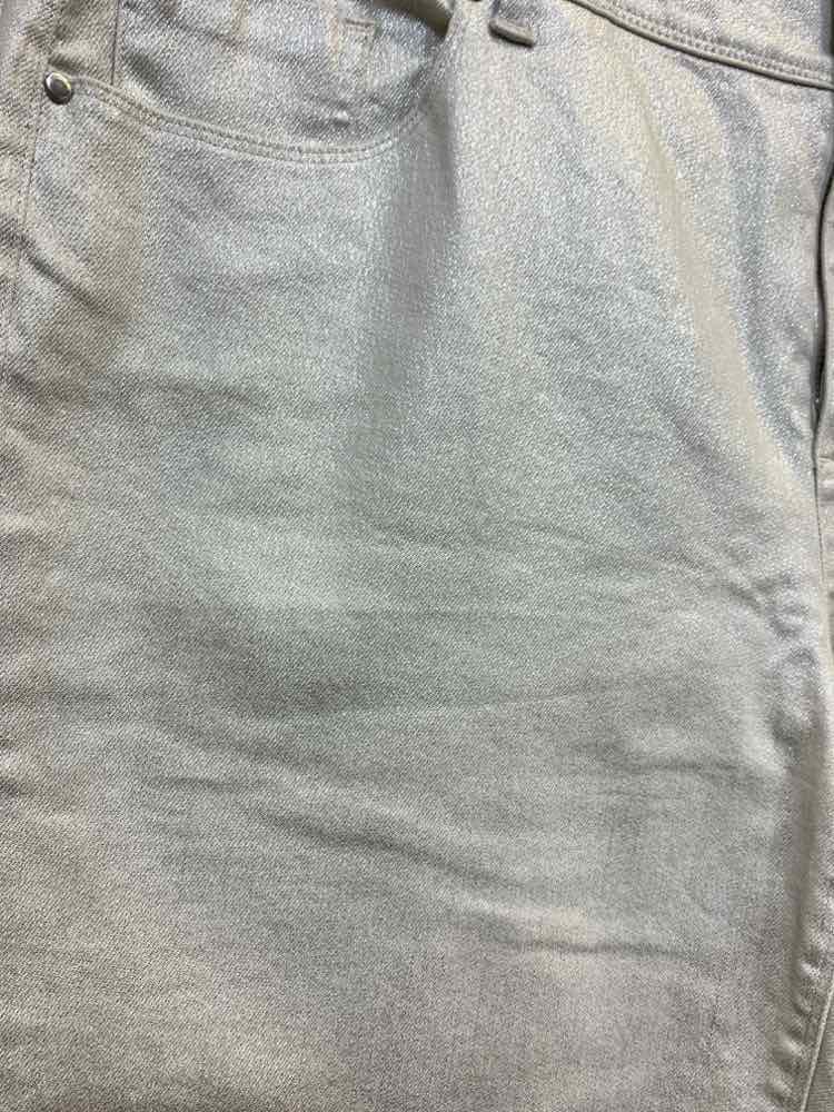 NWT Size 2 CHICOS PLATINUM BOTTOMS Silver METALLIC CAPRI Jeans/SILVER METALLIC C
