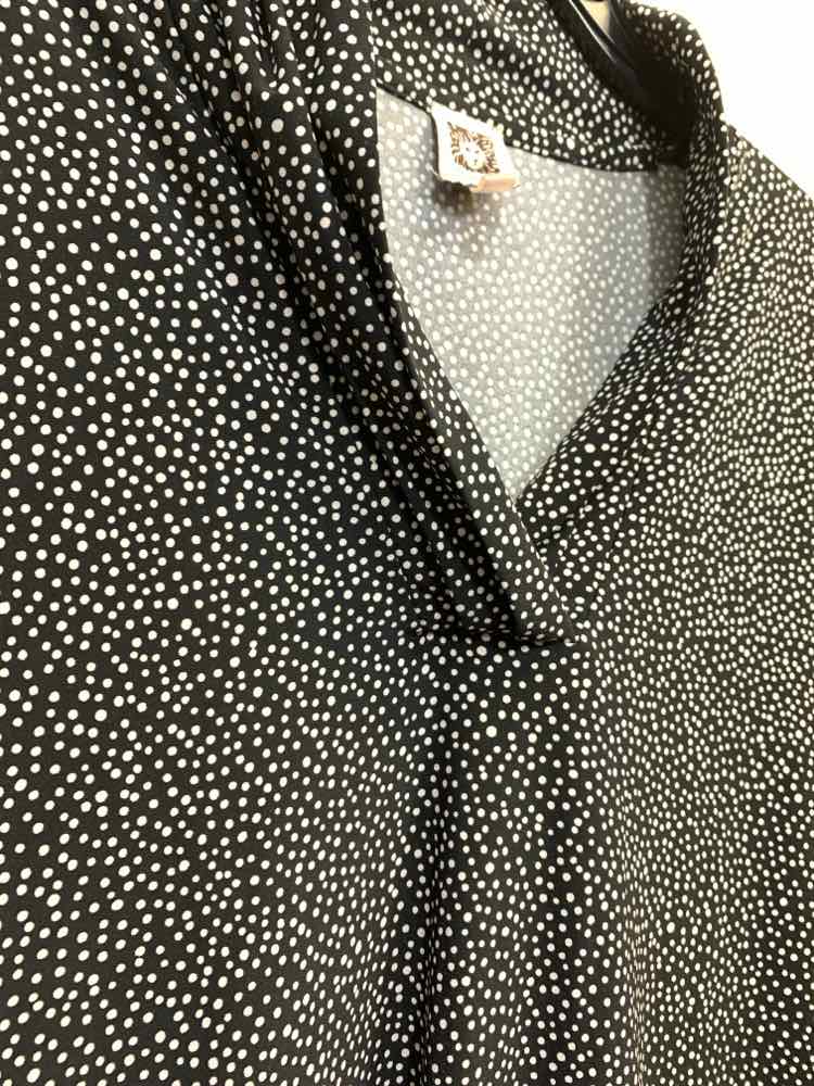 PRE-OWNED ANNE KLEIN Tops Size XL BLK/WHT Polka Dot SLEEVELESS Blouse/CUFFED SLE