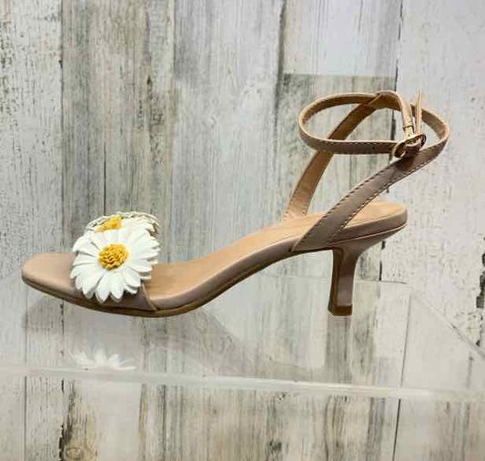 PRE-OWNED WILD FABLE SHOES Shoe Size 7 TAN/WHT/YLW SUNFLOWERS LOW HEEL Sandals