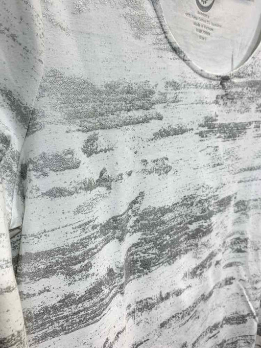 PRE-OWNED ZENERGY BY CHICO'S/METALLIC SILVER BRUSH STROKE PRINT 3/4 SLEEVE TEE