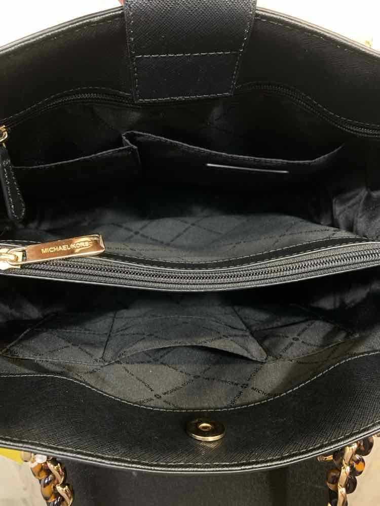 PRE-OWNED MICHAEL KORS Black Handbag/BLACK MICHAEL KORS SHOULDER PURSE W/ GOLD C