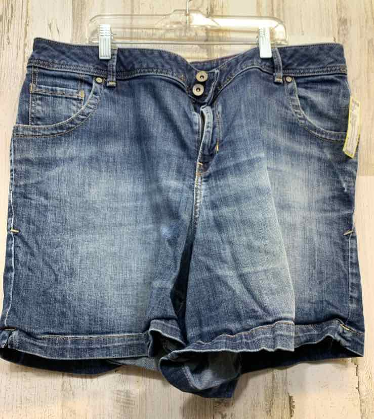 PRE-OWNED Size 18 LANE BRYANT BOTTOMS MEDIUM WASH DENIM Shorts/2 FRONT 2 BACK PO