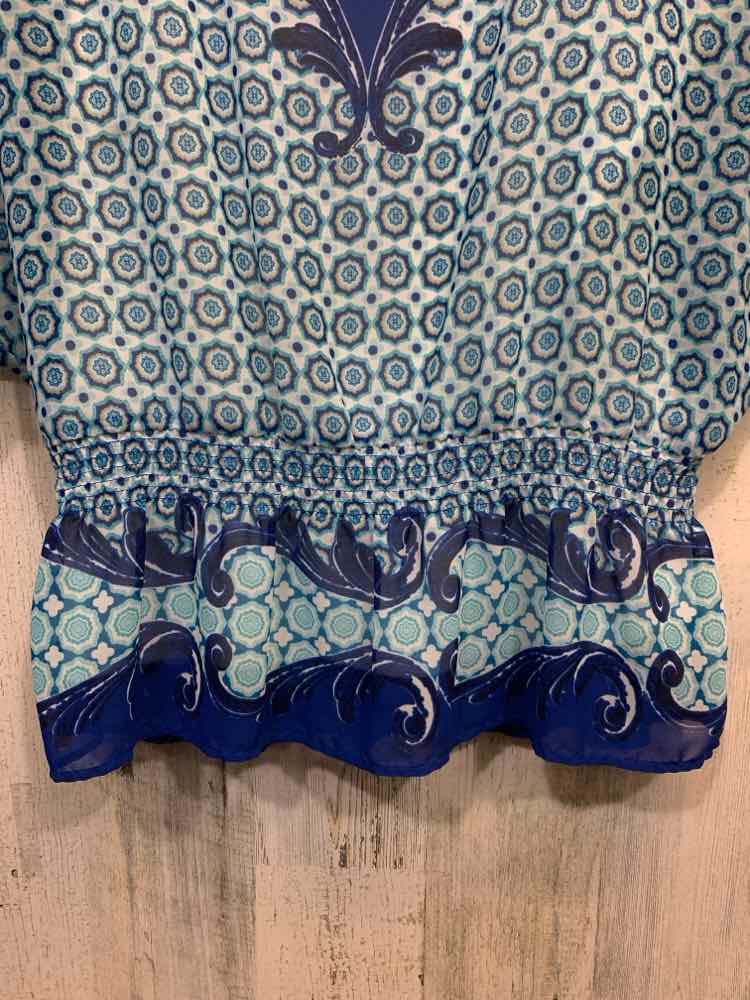 PRE-OWNED ELLE Tops Size XS AQUA/BLUE MEDALION SHORT SLEEVES Shirt/MEDALLION PAT