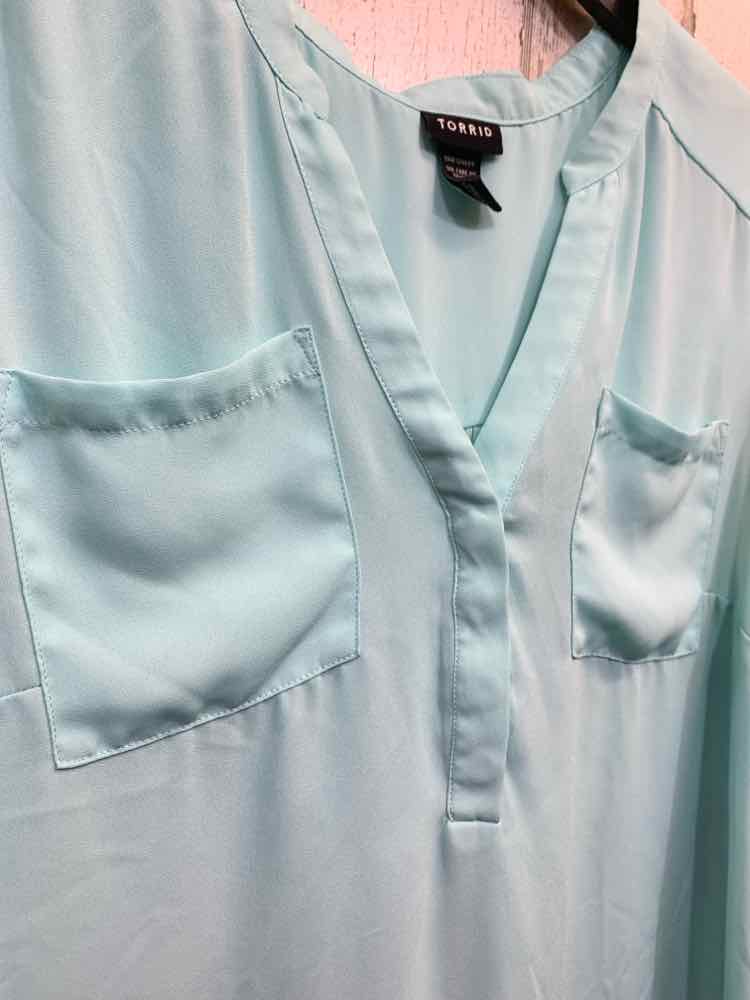 PRE-OWNED TORRID PLUS SIZES Size 1 MINT SLEEVELESS/1/2 BUTTONS Blouse