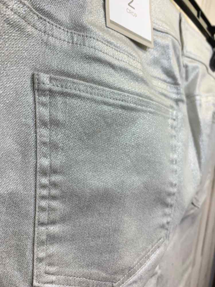 NWT Size 2 CHICOS PLATINUM BOTTOMS Silver METALLIC CAPRI Jeans/SILVER METALLIC C