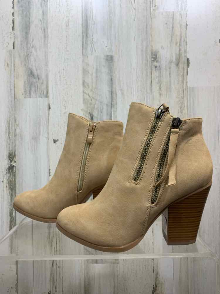 NWT JOURNEE COLLECTION SHOES Shoe Size 7 Tan Solid ANKLE BOOTIE Boots/TAN ANKLE