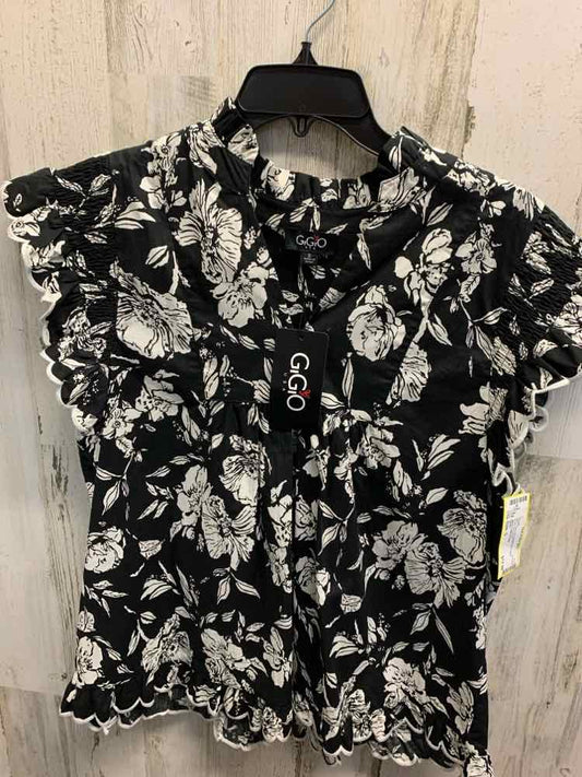 NWT GIGIO Tops Size S BLACK/WHITE Floral RUFFLE SLEEVE Blouse/SPLIT V NECKLINE