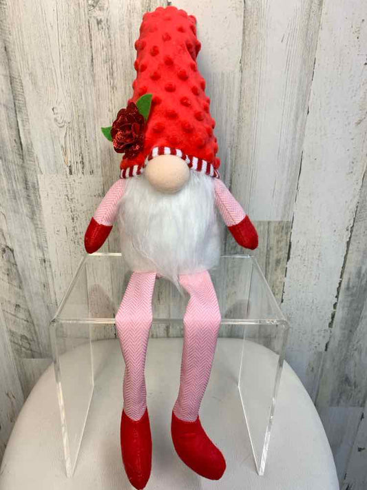 Holiday Item/SITTING GNOME W/ RED HAT/ROSE