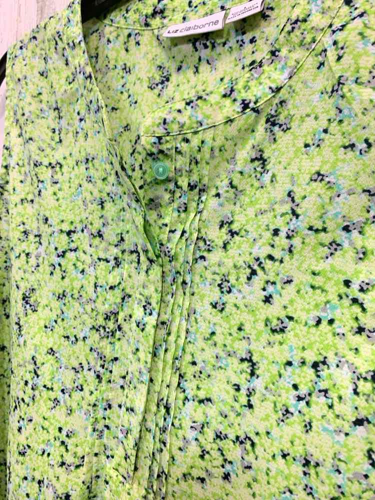 PRE-OWNED LIZ CLAIBORNE BUTTON UP Size L LM GRN/PRPL Floral SLEEVELESS Blouse