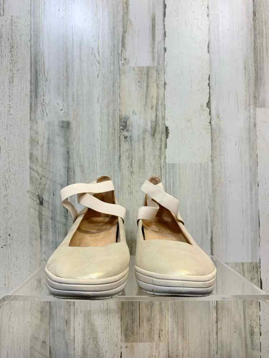 PRE-OWNED Cream Size 11 Shoes/VIONIC SHOE: CREAM SMALL WEDGE W/ CROSS OVER STRAP