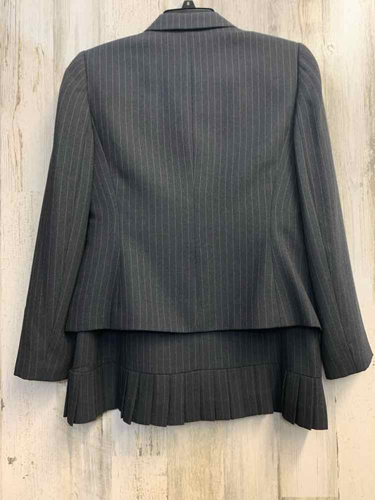 PRE-OWNED TAHARI Dresses and Skirts Size 6P Gray Pinstripe JACKET/SKIRT SUIT TOP