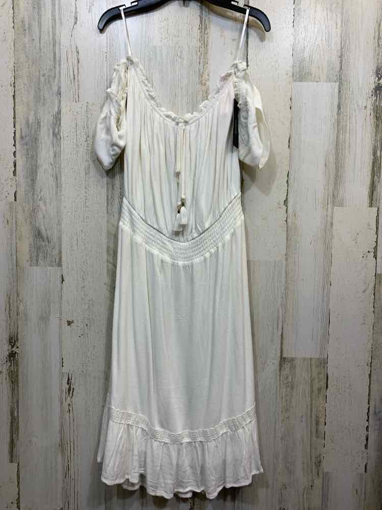 NWT LULUS Dresses and Skirts Size M White OFF SHOULDERS Dress/WHITE OFF SHOULDER