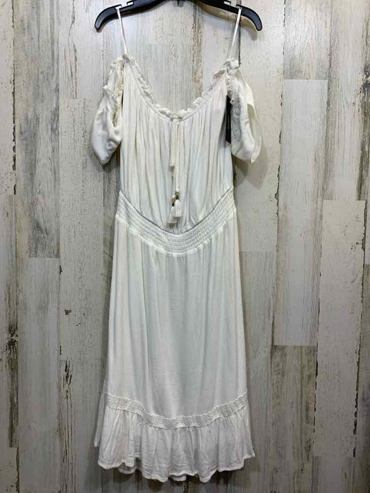 NWT LULUS Dresses and Skirts Size M White OFF SHOULDERS Dress/WHITE OFF SHOULDER