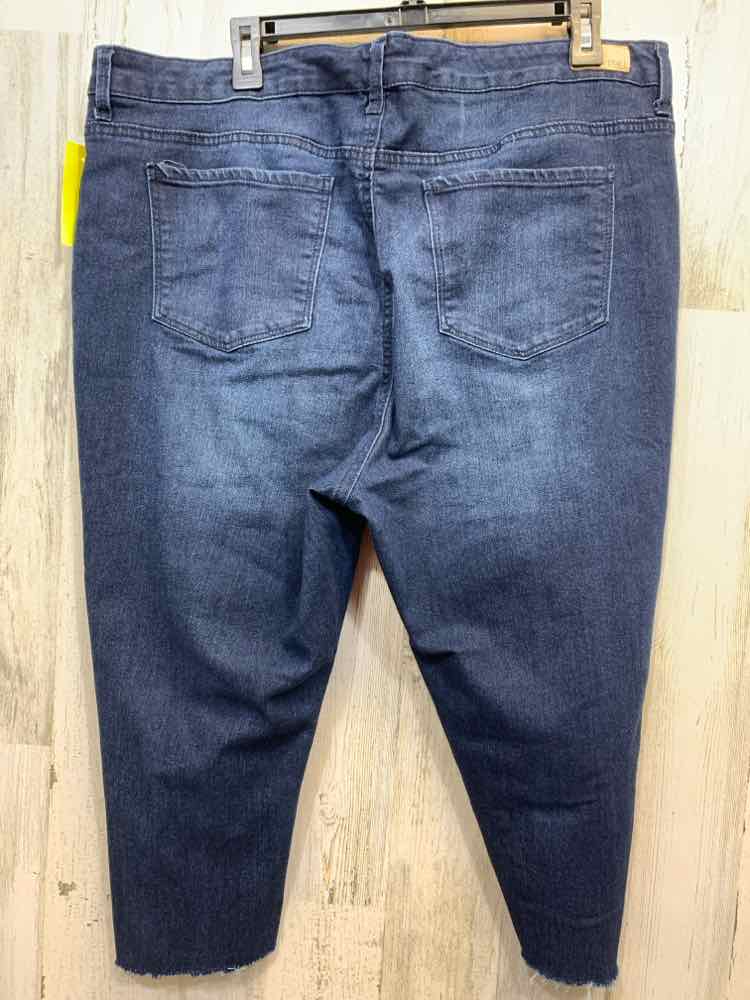 PRE-OWNED Size 18 TRUE CRAFT DARK BLUE SKINNY CAPRI/RIPPED