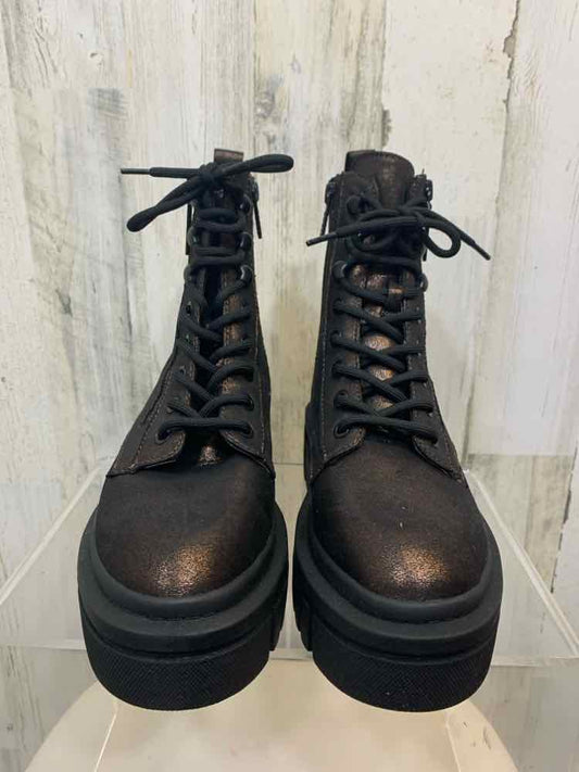 NWT GUESS SHOES Shoe Size 8 BRONZE LACE UP Boots