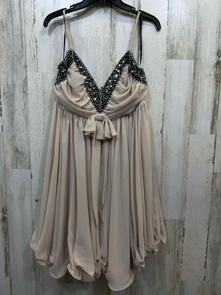 PRE-OWNED FRENCH CONNECTION Dresses and Skirts Size 10 BGE/BLK Dress/V CUT W/ BO