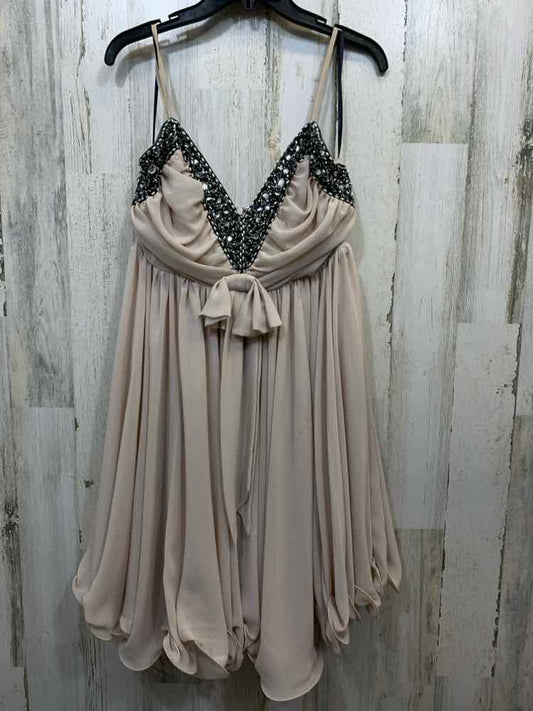 PRE-OWNED FRENCH CONNECTION Dresses and Skirts Size 10 BGE/BLK Dress/V CUT W/ BO