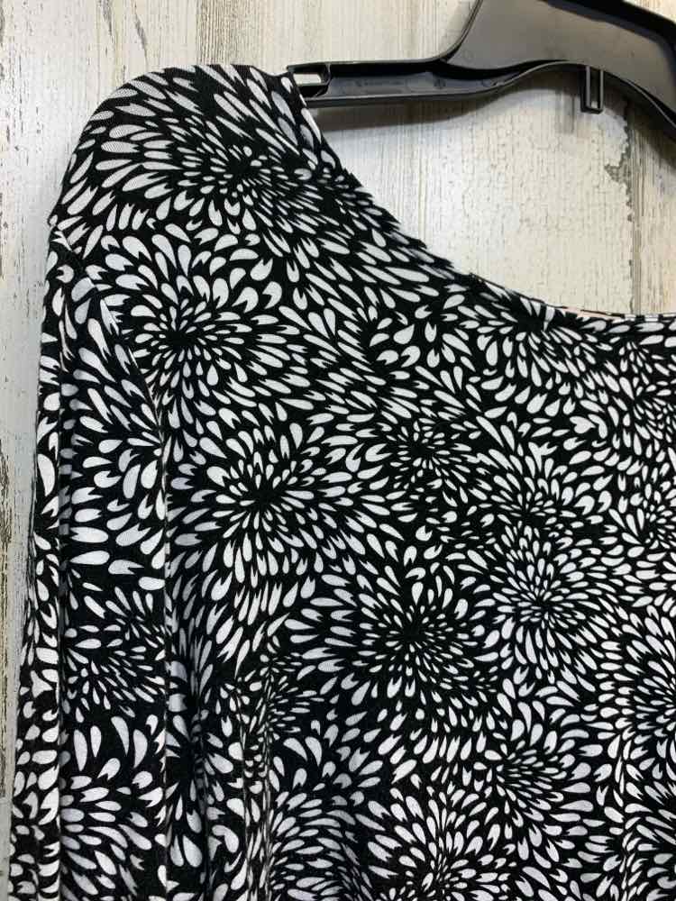 PRE-OWNED PHILOSOPHY PLUS SIZES Size 1X BLACK/WHITE Floral BOAT NECKLINE Shirt/B