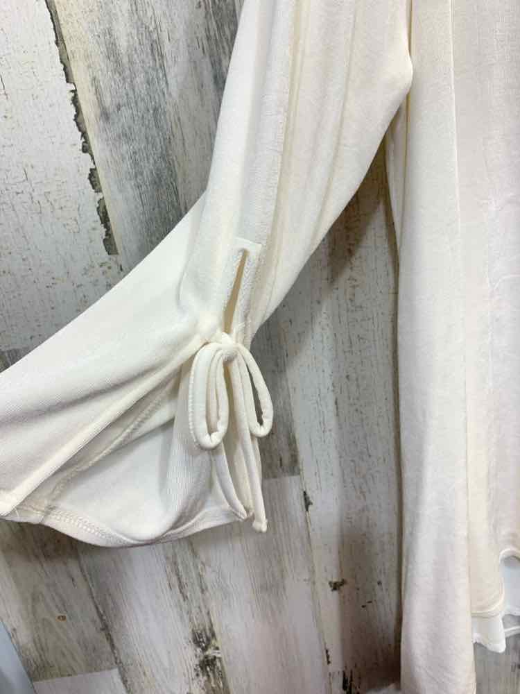 PRE-OWNED CHICO'S Tops Size 2 White BOW TIE SLEEVE Blouse