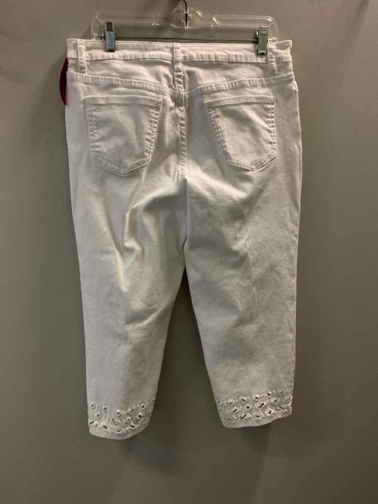 Size 8 CHRISTOPHER & BANKS BOTTOMS White CAPRI