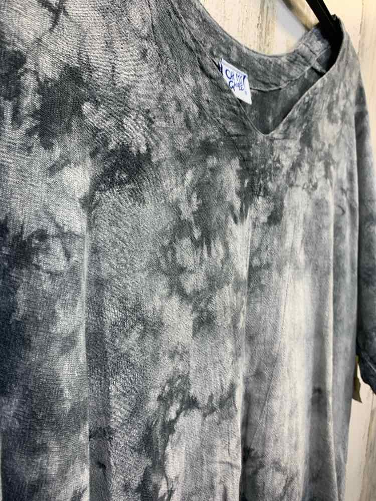 PRE-OWNED OH MY GAUZE Tops Size 3 Gray Shirt/V NECK GRAY TIE DIE BATWING