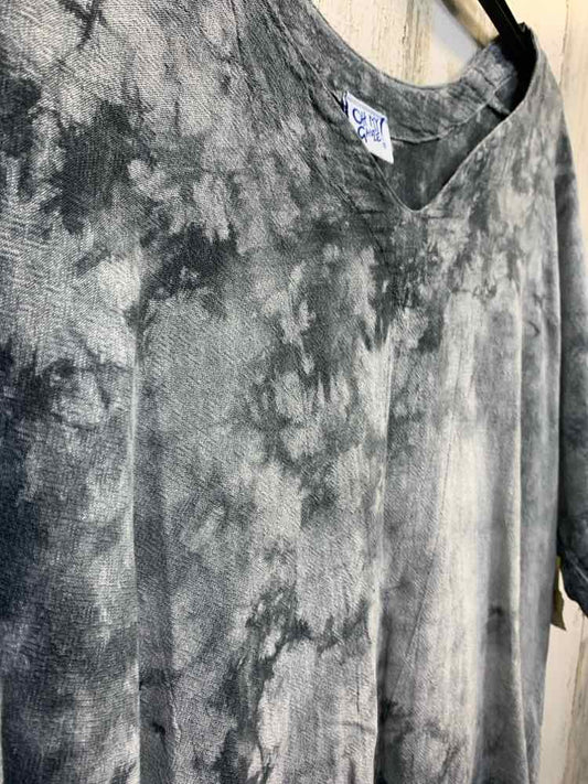 PRE-OWNED OH MY GAUZE Tops Size 3 Gray Shirt/V NECK GRAY TIE DIE BATWING