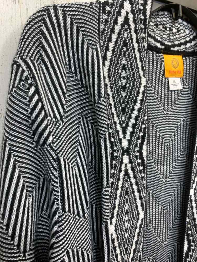 PRE-OWNED RUBY RD Size XL Tops BLK/WHT CHEVRON LONG SLEEVE Cardigan