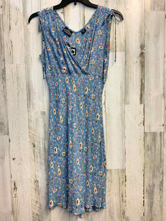 PRE-OWNED ANGIE Dresses and Skirts Size M LIGHT BLUE Floral SLEEVELESS Dress
