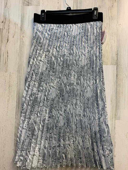 PRE-OWNED TIME & TRU Dresses and Skirts Size S GRAY/WHITE SNAKE PRINT Skirt/GRAY